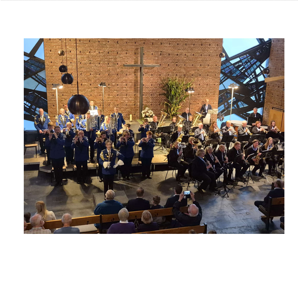 ----------------------------------------------------------------------------------------------------------------------------------------------------------------------------------------------------------- 75 Jahre Spielmannszug Jever Spielmannszug Jever feiert Jubil�um in der Stadtkirche Ein eindrucksvolles musikalisches Jubil�umskonzert erlebten die etwa 400 Besucher in der Stadtkirche anl�sslich des 75-j�hrigen  Bestehens des Spielmannszuges Jever. Gemeinsam mit dem Stadtorchester Wiesmoor pr�sentierten die Musiker einen  abwechslungsreichen, fast zweist�ndigen Musikabend, der mit dem Marsch �Preu�ens Gloria� begann. Den Schlusspunkt setzte das  gemeinsame Spiel des �Gro�en Zapfenstreiches� - ein St�ck, das nur noch wenige Spielmannsz�ge und Blasorchester in ihrem  Repertoire haben - und sorgte f�r eine besonders feierliche Stimmung.   Der Spielmannszug Jever wurde von Tambourmajorin Christa Schmoll geleitet. Das Stadtorchester Wiesmoor stand unter dem  Dirigenten Thomas Nolden. Vorsitzender Dieter Cassens begr��te eingangs die Zuschauer. Moderator Jelde Schmoll f�hrte souver�n  durch den Abend.